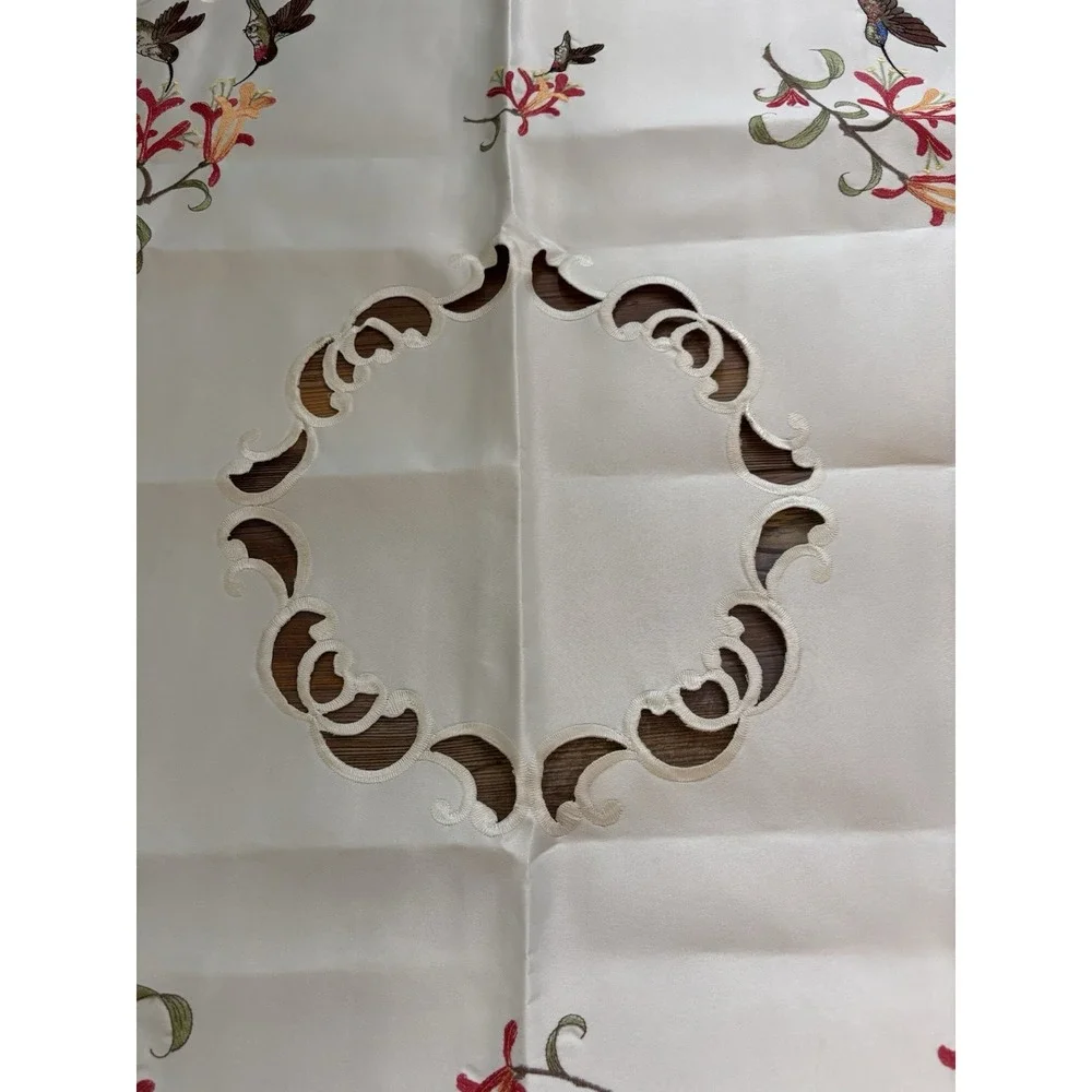 Doily Boutique Tablecloth Table Topper With Hummingbirds 33